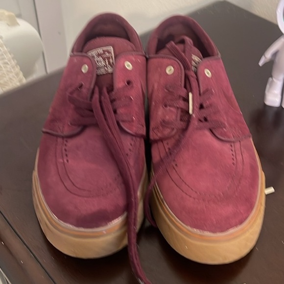 Nike men’s skate shoe - great condition. Burgundy color - size 9 - Picture 3 of 5